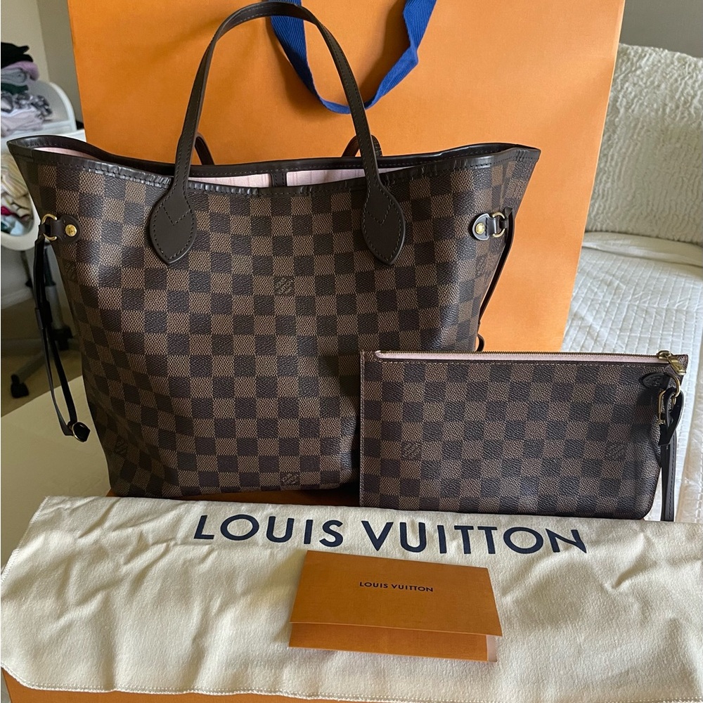 Louis Vuitton Neverfull MM. Material: Damie Ebene. Color: Rose Ballerina.